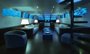 Luksusowy salon z widokiem na podwodny świat. To wnętrze, jak z najdroższego hotelu na świecie, zachwyca ekranami imitującymi ocean.