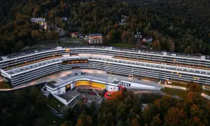 Nowoczesny, zakrzywiony hotel Mercure, otoczony lasem, to prawdopodobnie najdłuższy hotel w Polsce.