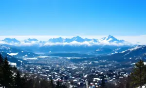 Zimowy krajobraz Zakopanego z ośnieżonymi szczytami Tatr w tle. Idealne miejsce na plan "Zakopane w 3 dni co zwiedzić".