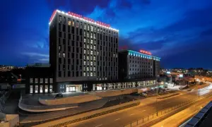 Jak dojechać do hotelu Airport Okęcie – najtańsze opcje transportu