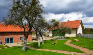Malownicze zabudowania z cegły i tynku, z pomarańczowymi dachami, otoczone zielonym ogrodem. Idealne na weekend we dwoje w Polsce.