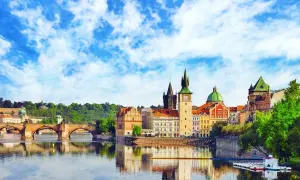Widok na Wełtawę i Most Karola, idealne miejsce, by zobaczyć w Pradze za darmo.