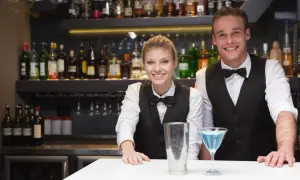 Ile zarabia kelner w hotelu? Poznaj zaskakujące różnice w pensjach