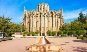 Katedra w Vitoria-Gasteiz, największym mieście kraju Basków, z fontanną na placu.