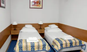 Pokój hotelowy z dwoma łóżkami, idealny na ofertę "hyrny zakopane oferta 50 plus".