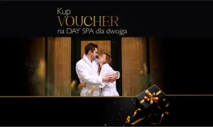 Para dwojga w szlafrokach przytulająca się na tle drewnianych drzwi. Obok czarny prezent ze złotą wstążką. Idealny voucher na weekend w spa dla dwojga.
