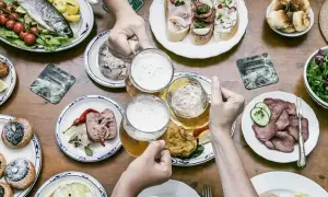 Uczta z daniami kuchni czeskiej: ryba, kiełbasa, pieczywo, piwo i słodkie wypieki.