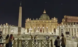 Wieczorem w Rzymie warto zobaczyć oświetloną Bazylikę św. Piotra i plac. Obelisk i kolumnada tworzą magiczną atmosferę.