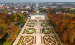 Pałac Branickich w Białymstoku z ogrodem w jesiennych barwach.