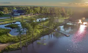 Malownicze mazury miejscowości nad jeziorem. Hotel z pomostami i zielenią, idealne miejsce na wypoczynek.