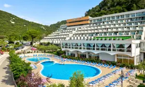 Hotel Narcis Chorwacja z basenami i leżakami, otoczony zielenią i górami.