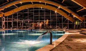 Relaks w basenie hotel terme sveti martin. Woda kaskadą spływa z metalowej rynny, tworząc fale.