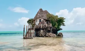 The Rock Restaurant na Zanzibarze – niezwykłe miejsce, które warto zobaczyć. Restauracja na skale w oceanie.
