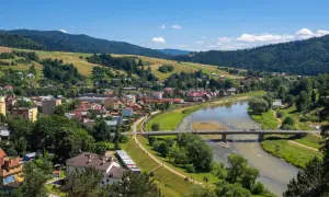 Krynica-Zdrój otoczona jest łagodnymi, zielonymi wzgórzami Beskidu Sądeckiego. Rzeka Poprad przepływa przez malowniczą dolinę.