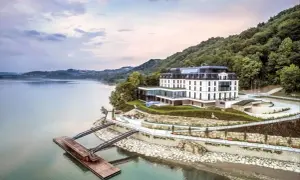 Malowniczy hotel nad jeziorem, idealny na romantyczny wypad. Odkryj ciekawe miejsca w Małopolsce dla zakochanych.