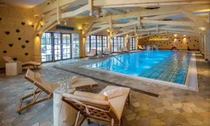 Basen z hydromasażem i leżakami w góralskim stylu. Idealne miejsce na relaks, które z pewnością zasługuje na miano najlepsze spa w Polsce ranking.