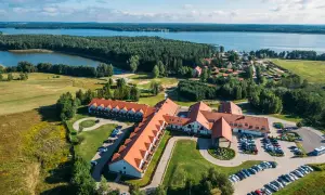 Malowniczy mikołajki hotel resort spa nad jeziorem, otoczony lasem i zielenią. Idealne miejsce na wypoczynek.