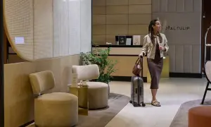 Kobieta z walizką w lobby hotelu Royal Tulip Sand Kołobrzeg.