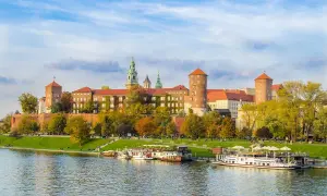 Wawel w jesiennej odsłonie nad Wisłą. Ciekawe ciekawostki o Krakowie czekają na odkrycie w tym historycznym miejscu.