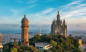 Widok na Barcelonę z góry Tibidabo, z kościołem Sagrat Cor i wieżą obserwacyjną. Idealne miejsce na weekend w Barcelonie.