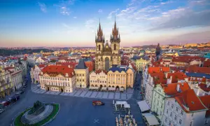 Widok na Rynek Staromiejski w Pradze z Kościołem Marii Panny przed Tynem. Wiele praskich ciekawostek czeka na odkrycie!