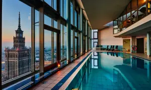 Basen z widokiem na Pałac Kultury. Luksusowy hotel, prawdopodobnie najdroższy hotel w Polsce, oferuje relaks w basenie z panoramicznym widokiem na Warszawę.