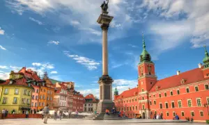 Kolumna Zygmunta i Zamek Królewski na Placu Zamkowym. Ciekawe ciekawostki o Warszawie czekają na odkrycie w tym historycznym miejscu.