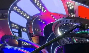 Kolorowa, futurystyczna scena z oświetleniem LED, przygotowywana na Sylwester w Katowicach.