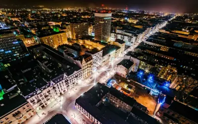 Nocny widok na najdłuższy deptak w Polsce, rozświetlony iluminacjami i światłami miasta.