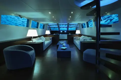 Luksusowy salon z widokiem na podwodny świat. To wnętrze, jak z najdroższego hotelu na świecie, zachwyca ekranami imitującymi ocean.
