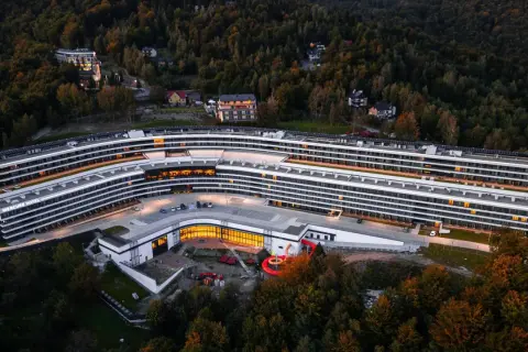 Nowoczesny, zakrzywiony hotel Mercure, otoczony lasem, to prawdopodobnie najdłuższy hotel w Polsce.