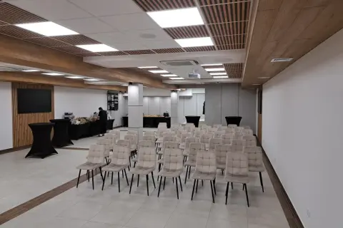 Nowoczesne sale konferencyjne w górach, gotowe na przyjęcie gości. Wygodne krzesła i przestrzeń sprzyjają pracy.