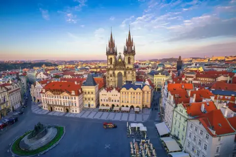 Praga, perła Czech, zachwyca turystów gotycką architekturą i urokliwymi uliczkami. Tętniący życiem rynek zaprasza do odkrywania uroków czeskiej turystyki.