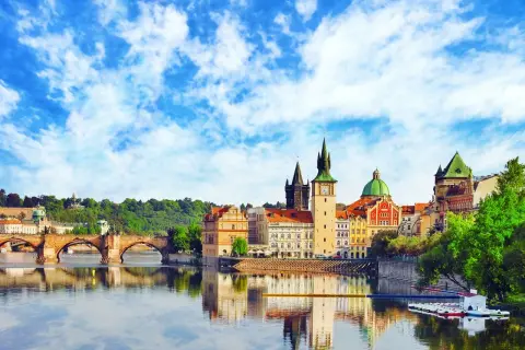 Widok na Wełtawę i Most Karola, idealne miejsce, by zobaczyć w Pradze za darmo.