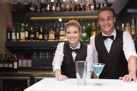 Ile zarabia kelner w hotelu? Poznaj zaskakujące różnice w pensjach