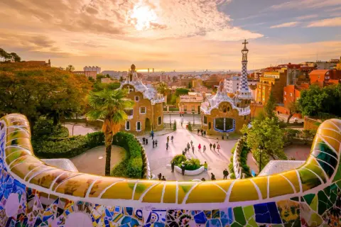 Park Güell w Barcelonie, jeden z najpiękniejszych miast Hiszpanii, zachwyca o zachodzie słońca.