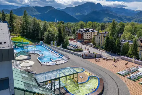 Basen z widokiem na Tatry. Idealne tatry atrakcje dla leniwych: relaks w wodzie, zjeżdżalnie i leżaki.