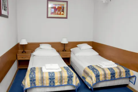 Pokój hotelowy z dwoma łóżkami, idealny na ofertę "hyrny zakopane oferta 50 plus".