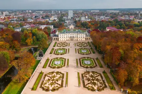 Pałac Branickich w Białymstoku, jeden z najpiękniejszych przykładów architektury barokowej, otoczony jesiennym parkiem. To jedno z tych ciekawe miasta w Polsce, które warto odwiedzić.