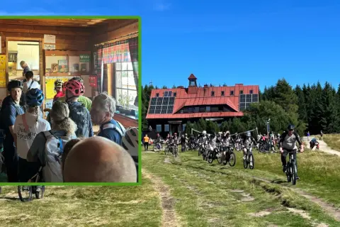 Wnętrze chatki górzystów z menu, obok grupa rowerzystów przed schroniskiem.