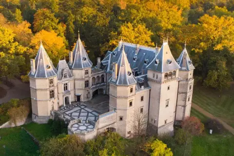 Piękny zamek w otoczeniu jesiennych drzew. Jeden z wielu wspaniałych zamków w Polsce, zachwyca architekturą i malowniczym położeniem.