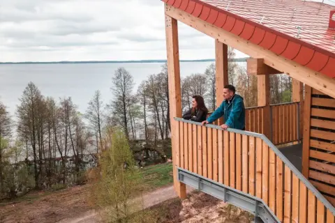 Para szuka widoków na jezioro z wieży widokowej. Romantyczne miejsca w Polsce czekają na odkrycie.