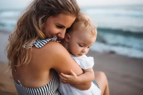 Mama tuli niemowlakiem nad morzem. Idealne miejsce, gdzie na wakacje z niemowlakiem.
