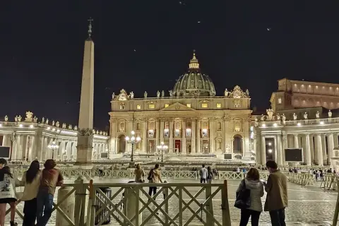 Wieczorem w Rzymie warto zobaczyć oświetloną Bazylikę św. Piotra i plac. Obelisk i kolumnada tworzą magiczną atmosferę.