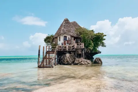 The Rock Restaurant na Zanzibarze – niezwykłe miejsce, które warto zobaczyć. Restauracja na skale w oceanie.