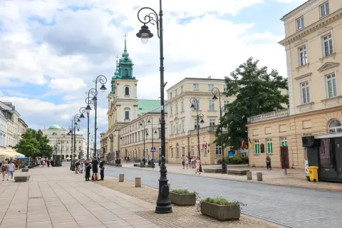 Spacer po Krakowskim Przedmieściu w Warszawie. Eleganckie kamienice, zabytkowy kościół i stylowe latarnie tworzą niepowtarzalny klimat.