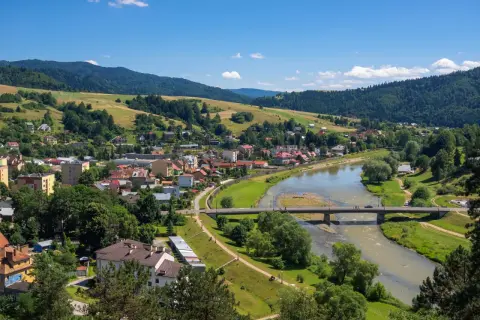 Krynica-Zdrój otoczona jest łagodnymi, zielonymi wzgórzami Beskidu Sądeckiego. Rzeka Poprad przepływa przez malowniczą dolinę.