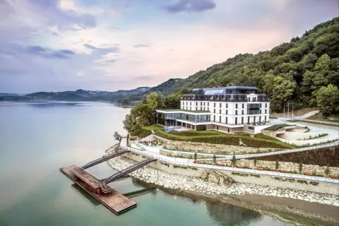 Malowniczy hotel nad jeziorem, idealny na romantyczny wypad. Odkryj ciekawe miejsca w Małopolsce dla zakochanych.