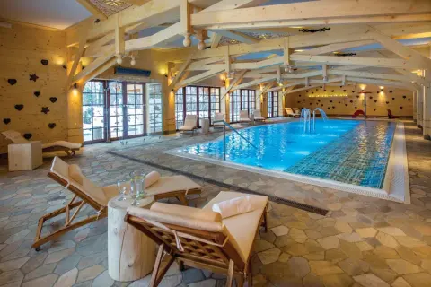 Basen z hydromasażem i leżakami w góralskim stylu. Idealne miejsce na relaks, które z pewnością zasługuje na miano najlepsze spa w Polsce ranking.