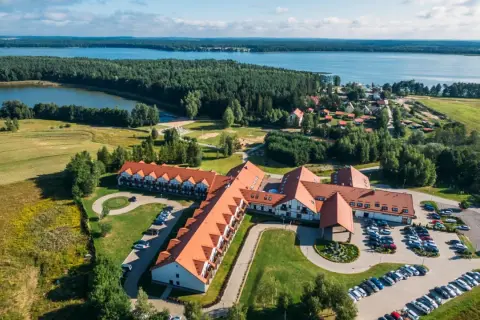 Malowniczy mikołajki hotel resort spa nad jeziorem, otoczony lasem i zielenią. Idealne miejsce na wypoczynek.
